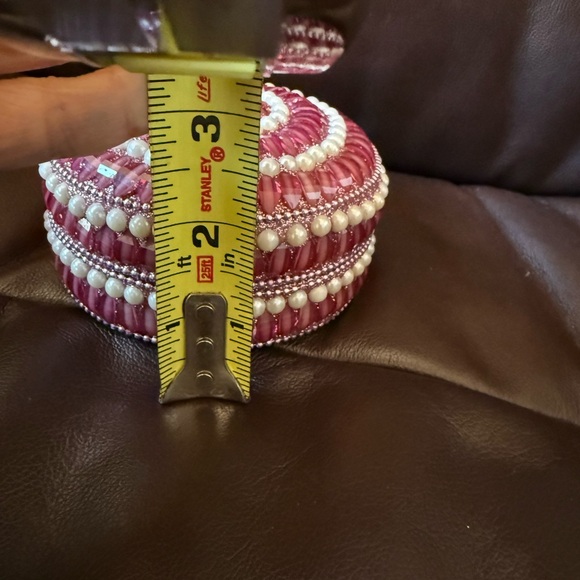 Gorgeous pink and white beaded case. Use as decoration or for favorite jewelry. - Picture 4 of 5